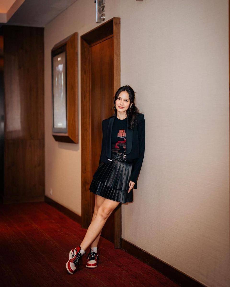 black outfit ala Pevita Pearce (instagram.com/pevpearce)
