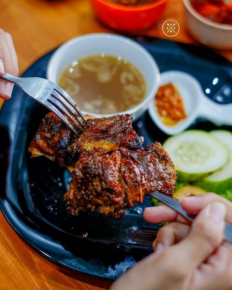 Iga bakar di Rumah makan sop buntut Mbak Yenni (Instagram.com/jajansolo)