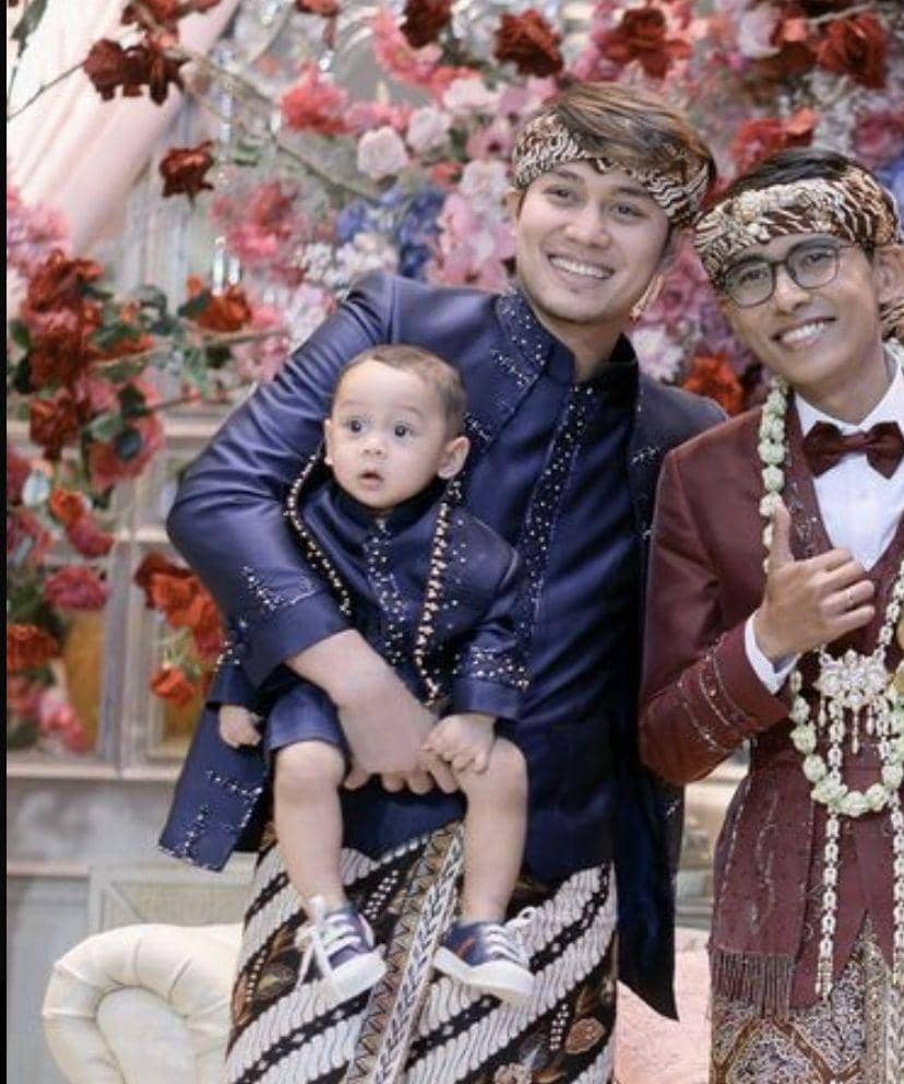 Potret Baby L yang super imut saat berpose di panggung pelaminan. (Instagram.com/@lestykejora)