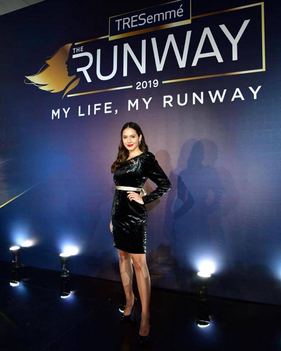 Outfit hitam ala Pevita Pearce (instagram.com/pevpearce)