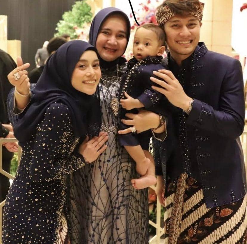Baby L tidak memakai sepatu saat berfoto. (Instagram.com/@rianasariarinal)