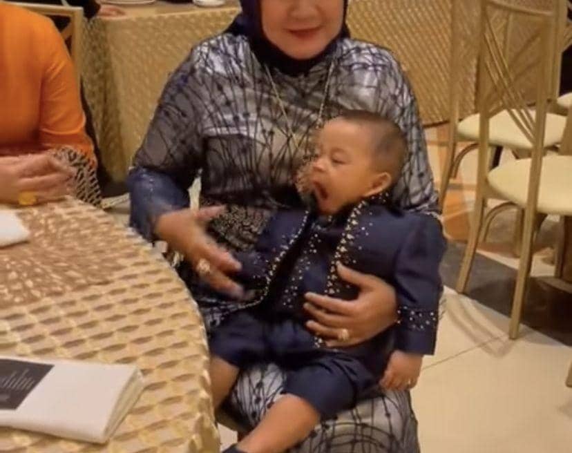 Momen Baby L mengantuk saat pesta pernikahan. (Instagram.com/@rianasariarinal)