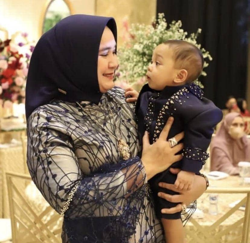 Potret kedekatan Baby L dengan neneknya. (Instagram.com/@lestykejora)