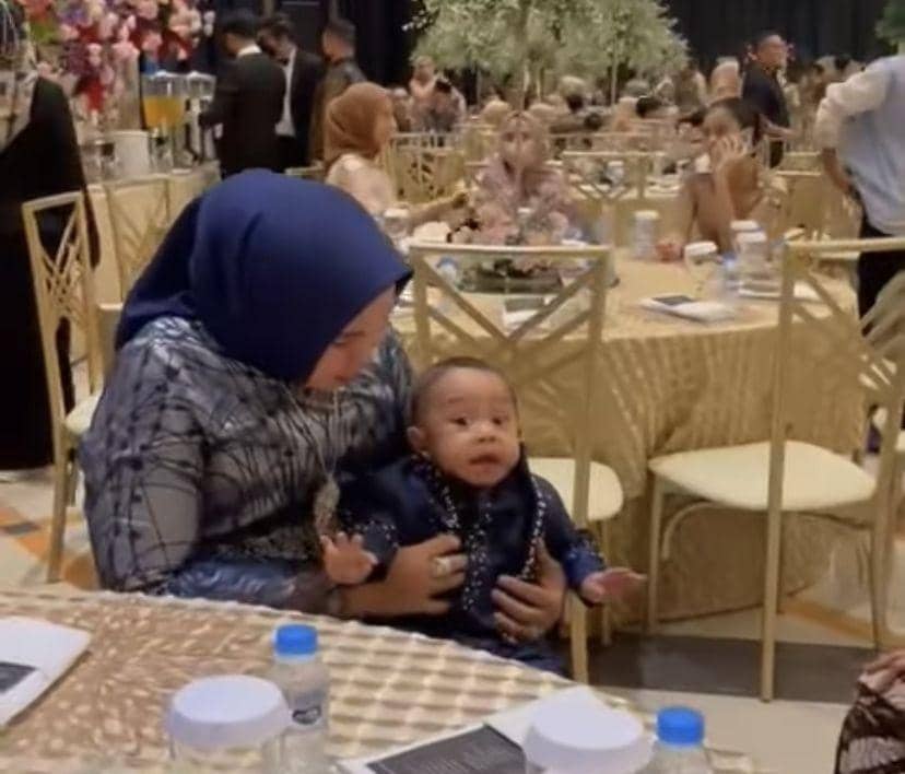 Momen Baby L saat pernikahan Benny Mulyana. (Instagram.com/@rianasariarinal)