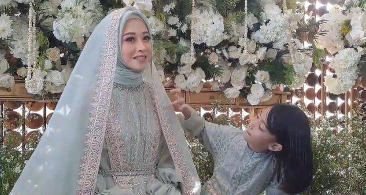 Poppy Bunga di acara siraman Glenca Chysara (youtube.com/intens investigasi)