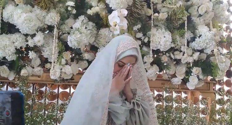 Poppy Bunga di acara siraman Glenca Chysara (youtube.com/intens investigasi)