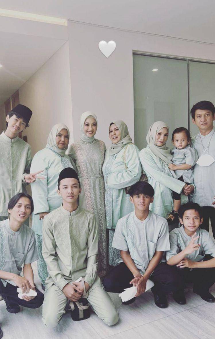 Poppy Bunga di acara siraman Glenca Chysara (instagram.com/poppybungariphat)