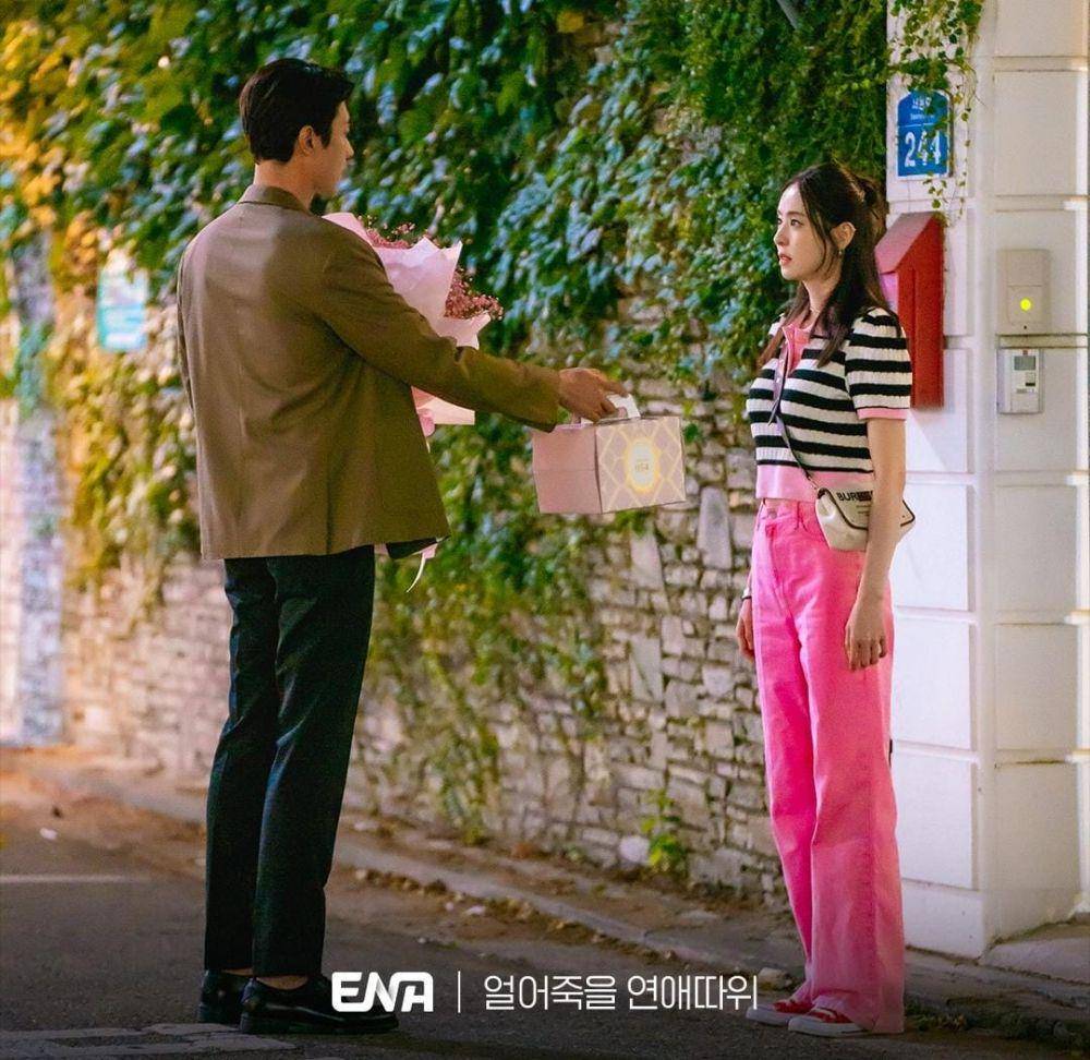 Song Jong Ho dan Lee Da Hee di drama Love is for Suckers (instagram.com/channel.ena.d)