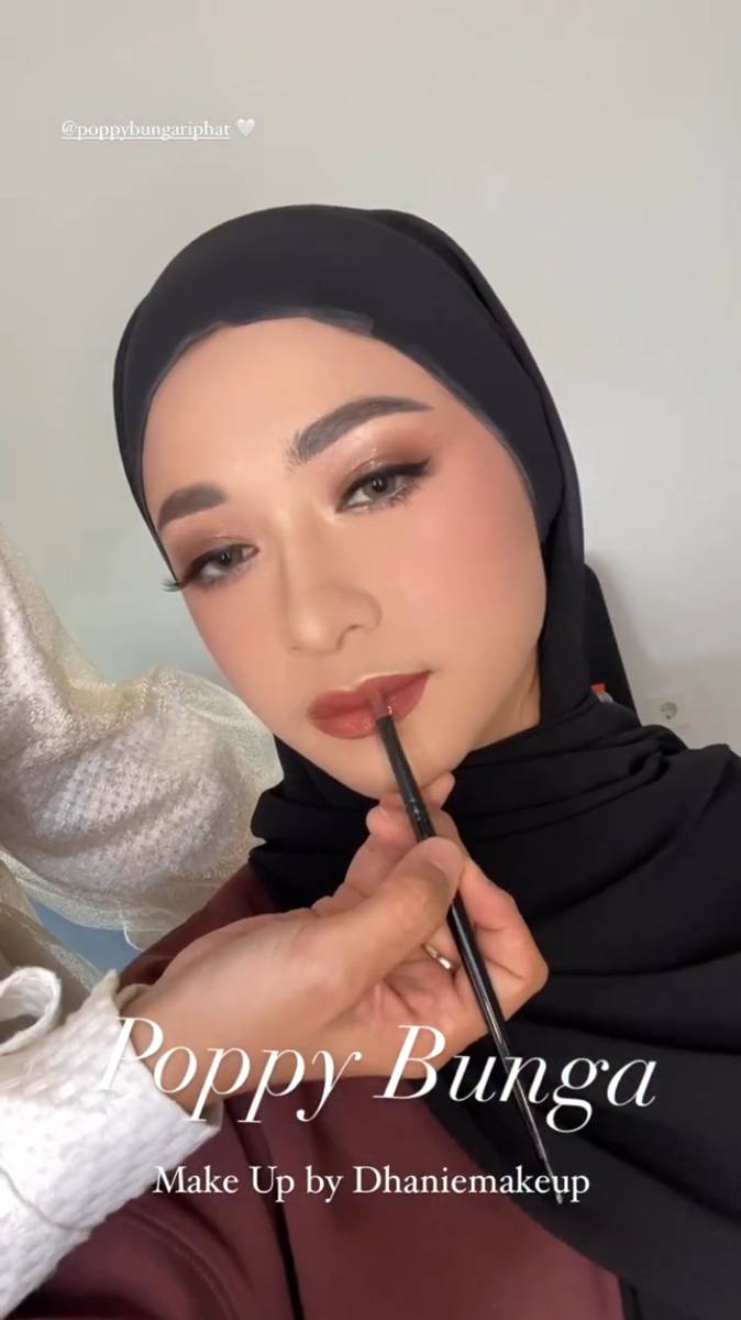 Poppy Bunga di acara siraman Glenca Chysara (instagram.com/dhaniemakeup)