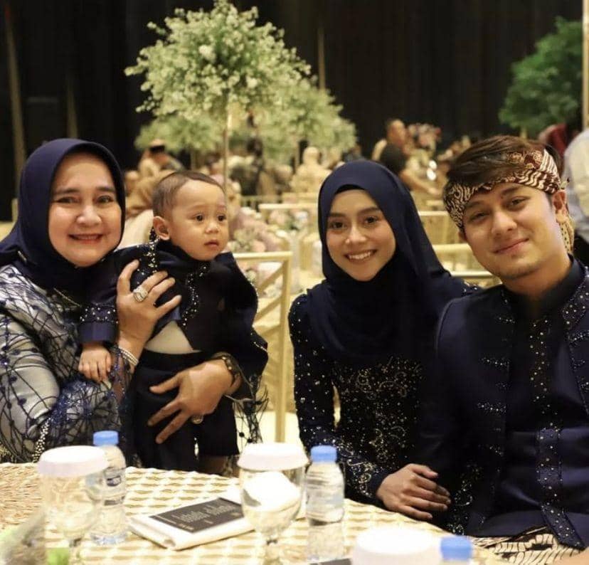 Baby L terlihat rewel saat berfoto bersama. (Instagram.com/@lestykejora)