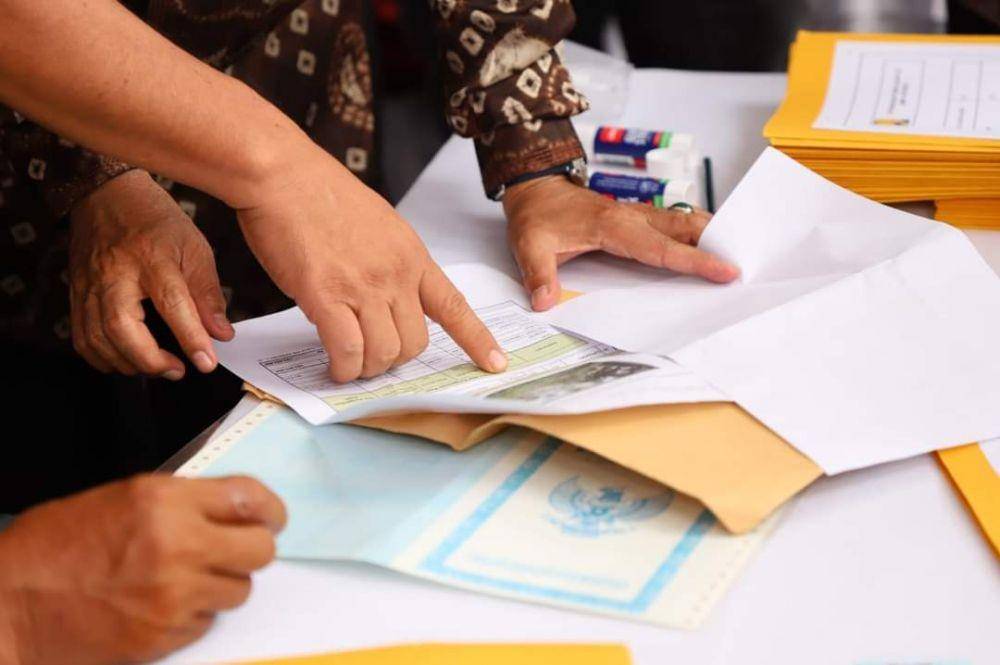 (Warga kecamatan Bayung Lencir kabupaten Musi Banyuasin saat menerima uang ganti rugi pembebasan lahan untuk jalan tol) IDN Times/Istimewa