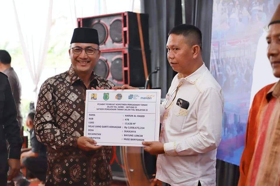 (Warga kecamatan Bayung Lencir kabupaten Musi Banyuasin saat menerima uang ganti rugi pembebasan lahan untuk jalan tol) IDN Times/Istimewa