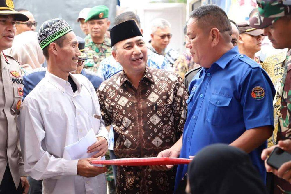 (Warga kecamatan Bayung Lencir kabupaten Musi Banyuasin saat menerima uang ganti rugi pembebasan lahan untuk jalan tol) IDN Times/Istimewa