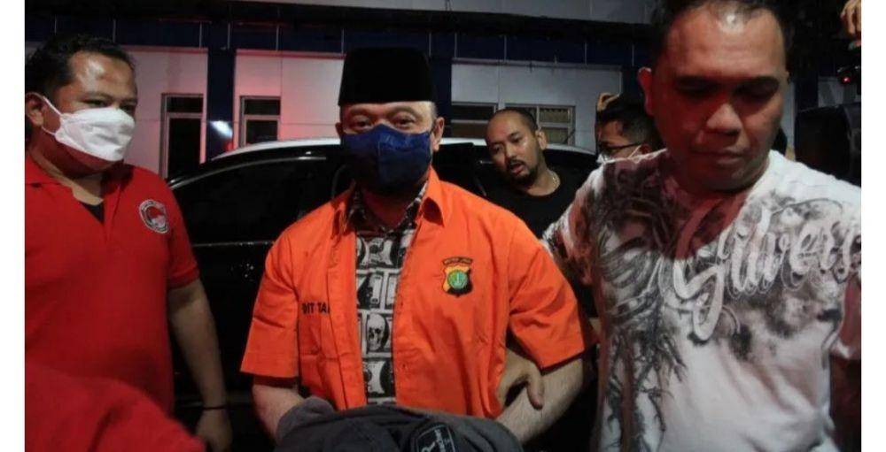 Tersangka kasus peredaran narkoba Irjen Pol Teddy Minahasa (tengah) berjalan menuju ruang tahanan usai menjalani pemeriksaan di Polda Metro Jaya, Jakarta, Selasa (25/10/2022). ANTARA FOTO/Reno Esnir/foc.