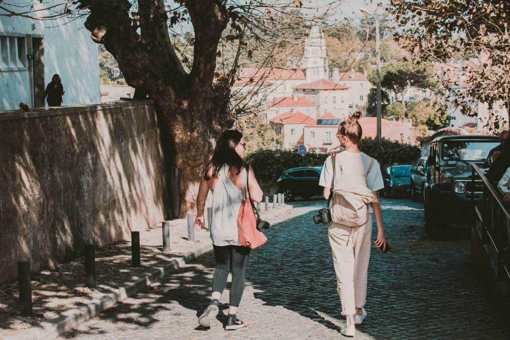 ilustrasi dua perempuan berjalan bersama (pexels.com/Lisa Fotios)