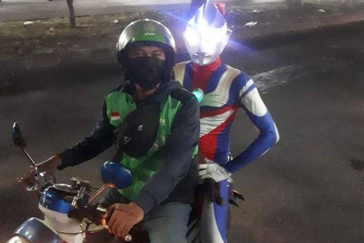 10 Outfit Kocak Penumpang Ojek Online ini Sukses Bikin Ketawa Ngakak