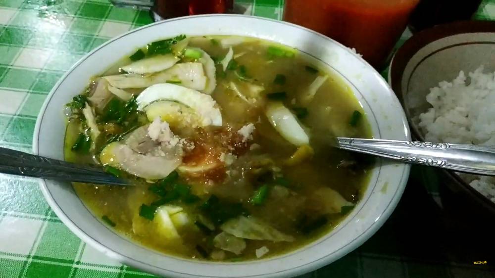 tampilan soto ayam kampung Cak Yasin (youtube.com/OMDKCHANNEL)