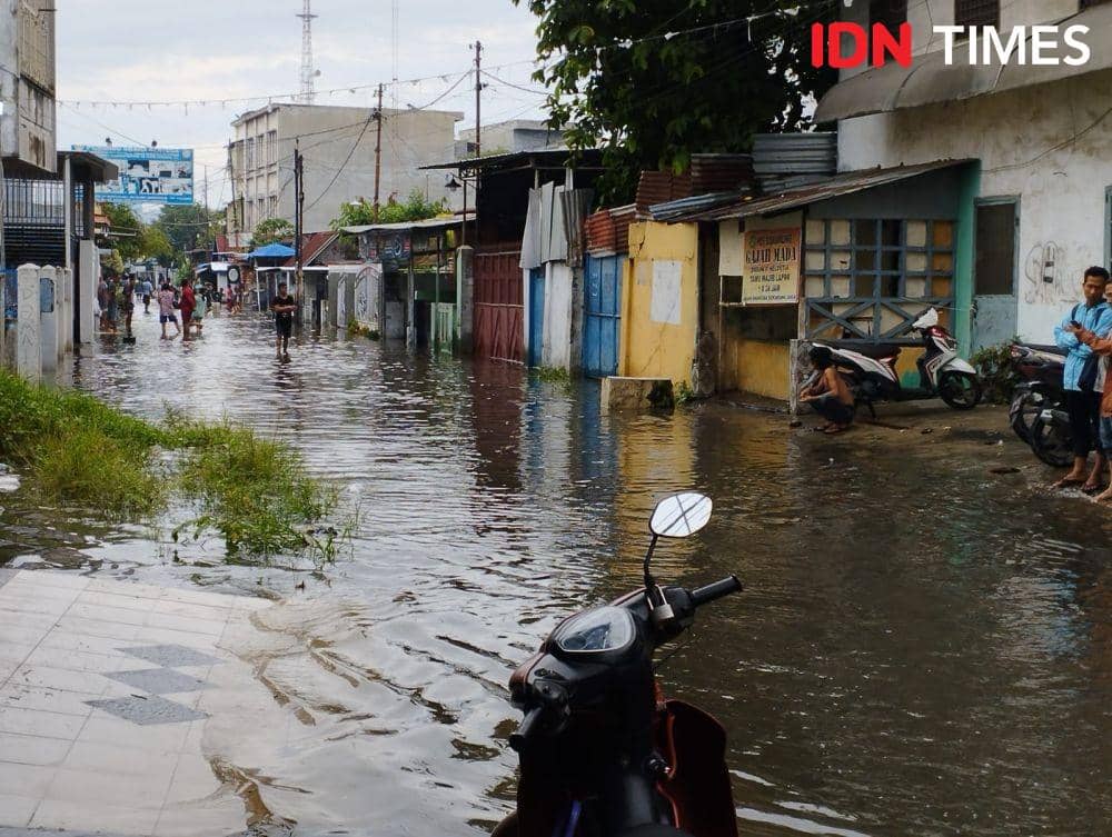 Banjir di wilayah Medan dan sekitarnya, Sabtu (19/11/2022) (IDN Times/Doni Hermawan)