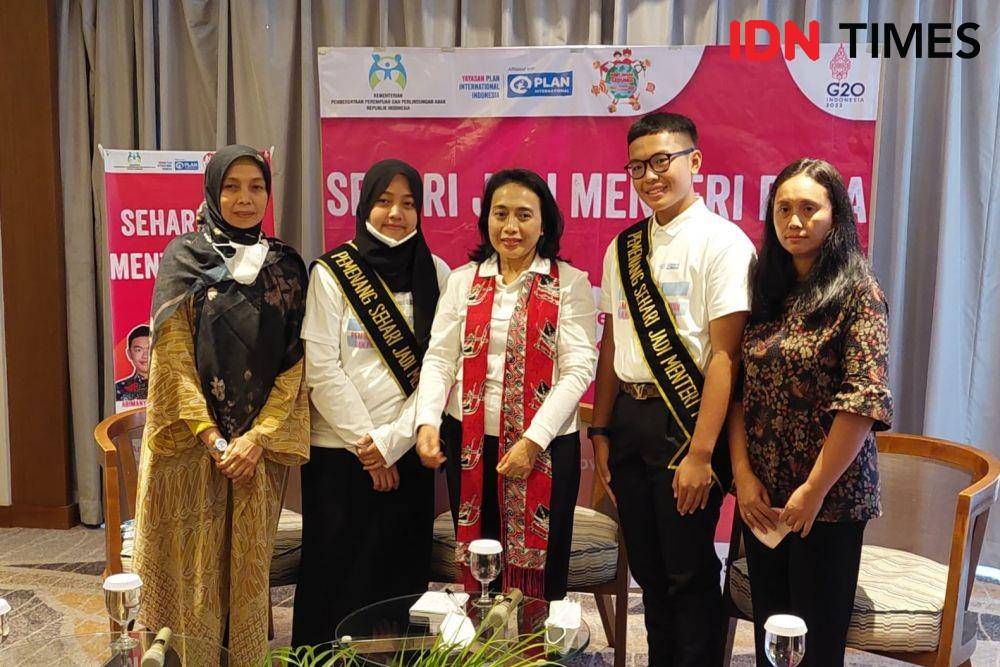 Menteri PPPA Bintang Puspayoga bersama Kanaya dan Abimanyu dalam program Sehari Jadi Menteri PPPA (IDN Times/Vanny El-Rahman)