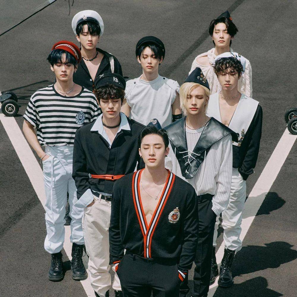 Stray Kids dalam pemotretan album Maxident (twitter.com/WORLDMUSICAWARD)