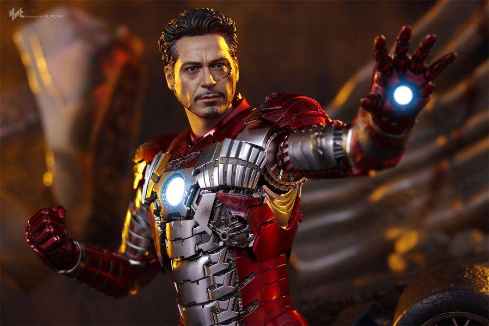 Action figure dari Hot Toys (instagram.com/hottoyscollectibles)