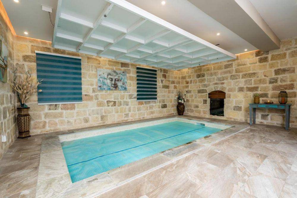 inpirasi kolam indoor (booking.com)