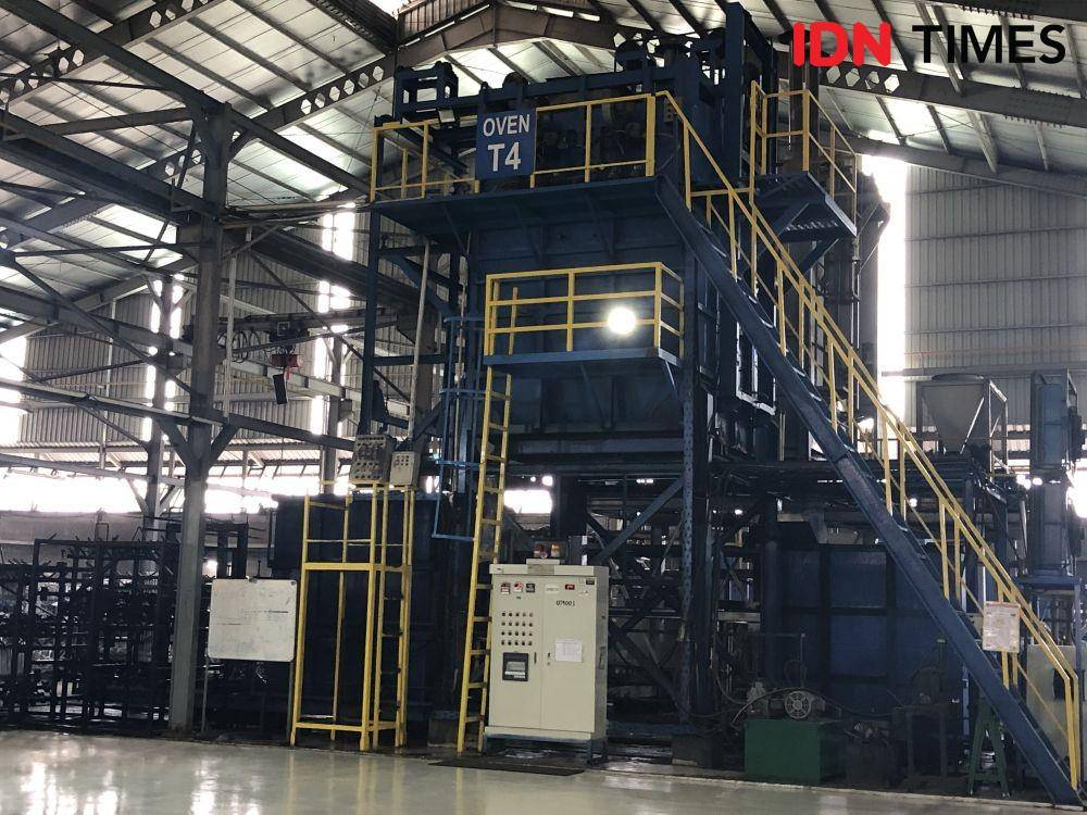 Oven untuk memanaskan rangka yang sudah melalui proses las. (IDNTimes/Melani Putri)