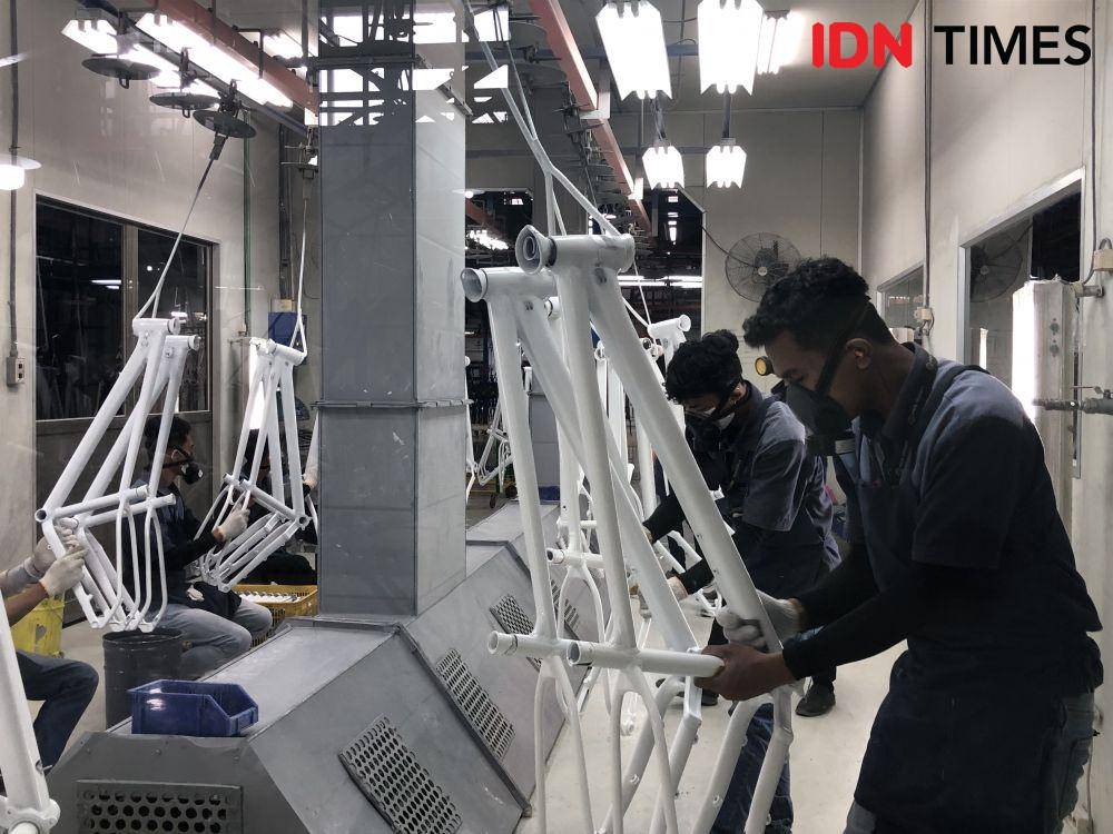 Proses pengecatan sepeda Polygon. (IDNTimes/Melani Putri)