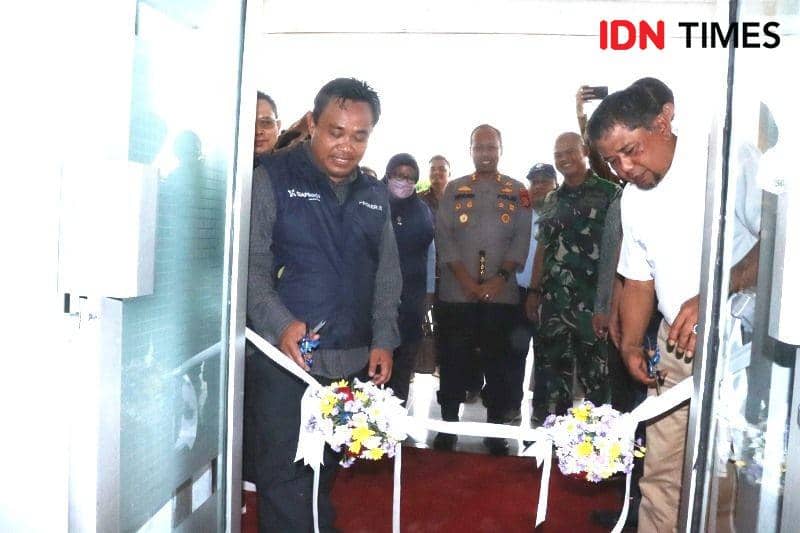 Staf Khusus Menaker Caswiyono Rusydie Cakrawangsa, Plt Bupati PPU Hamdan potong pita peresmian Anjungan SIAPKerja IKN, Sabtu, 19/11/2022 (IDN Times/Ervan)
