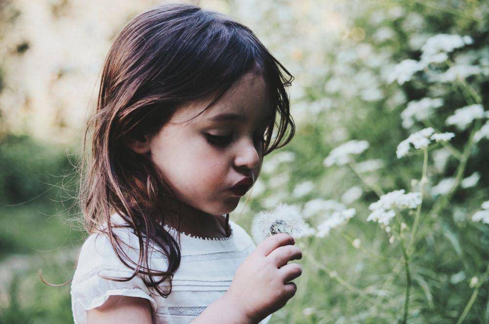 ilustrasi anak murung (unsplash.com/@carolinehdz)