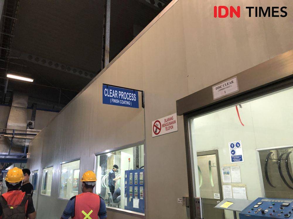 Proses pengecatan sepeda Polygon. (IDNTimes/Melani Putri)