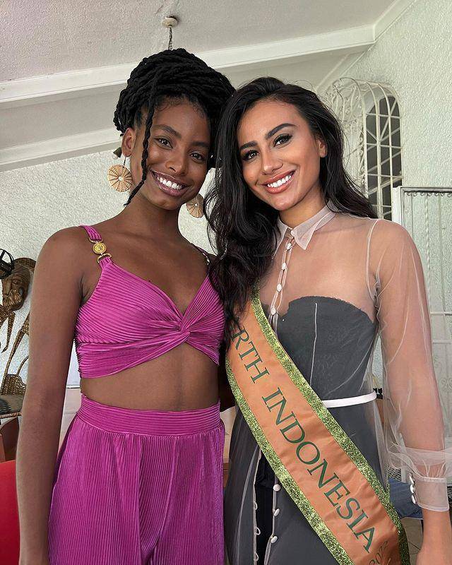 Potret Karina Fariza Basrewan bersama Finalis Miss Earth 2022 (Instagram.com/karinabasrewan)