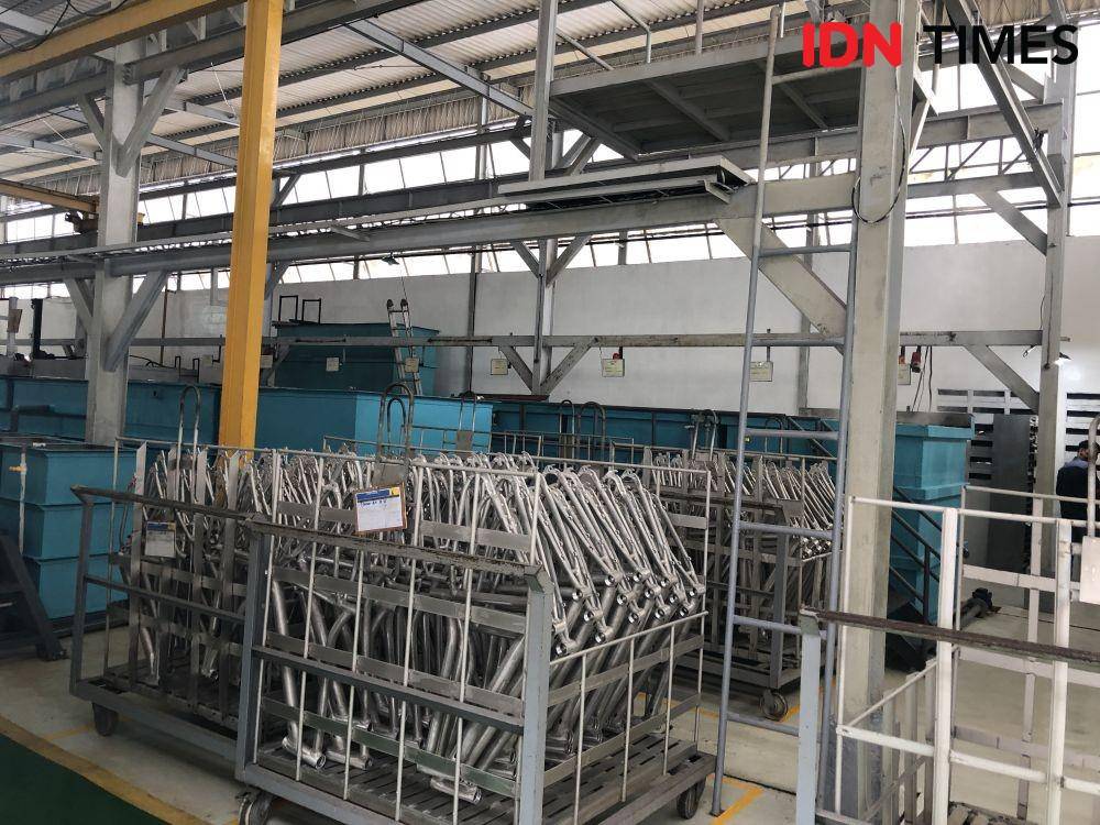 Frame dicuci dengan fosfat dan air agar cat menempel. (IDNTimes/Melani Putri)