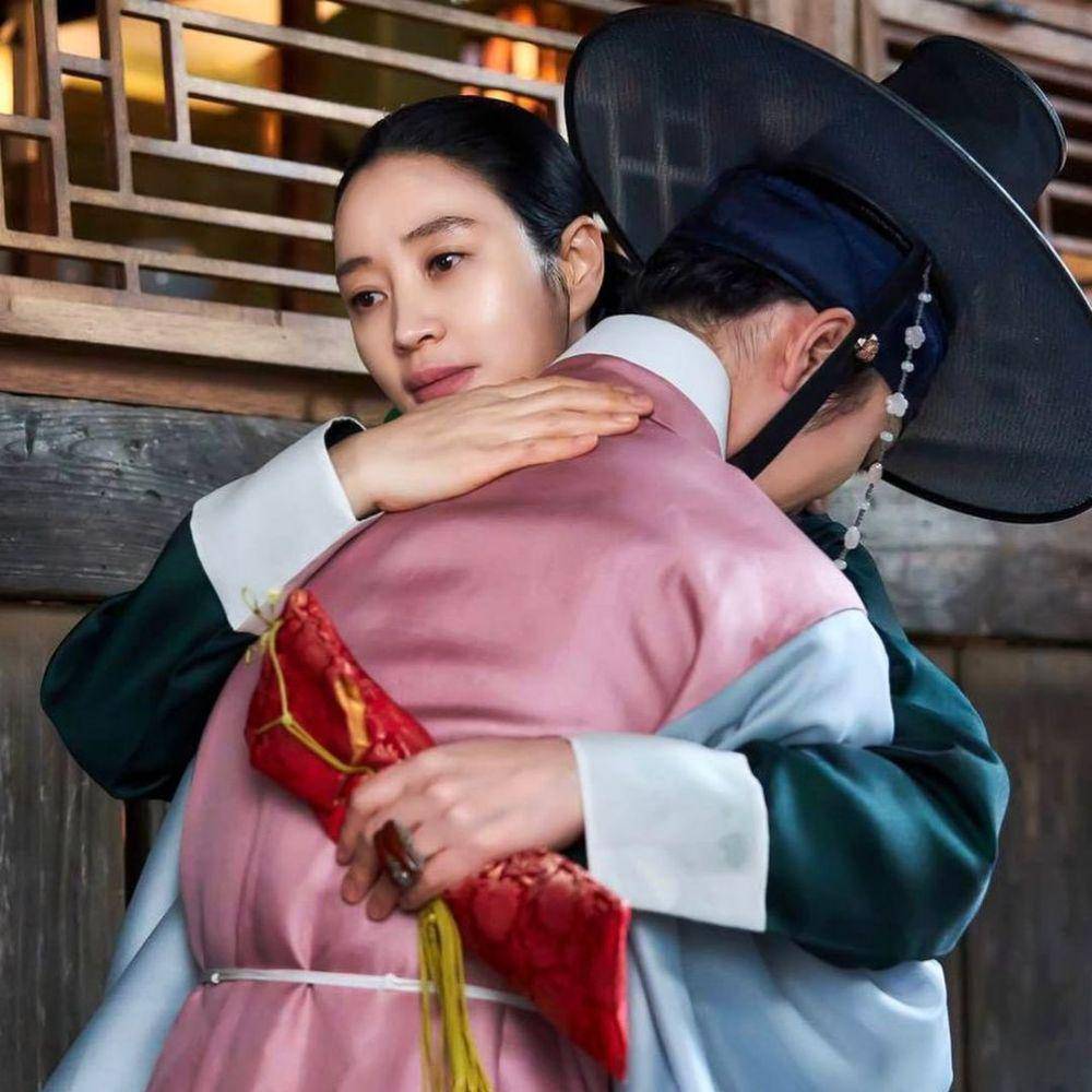 potret sosok Ratu Hwa Ryeong di Under The Queen's Umbrella (dok. tvN/Under The Queen's Umbrella)
