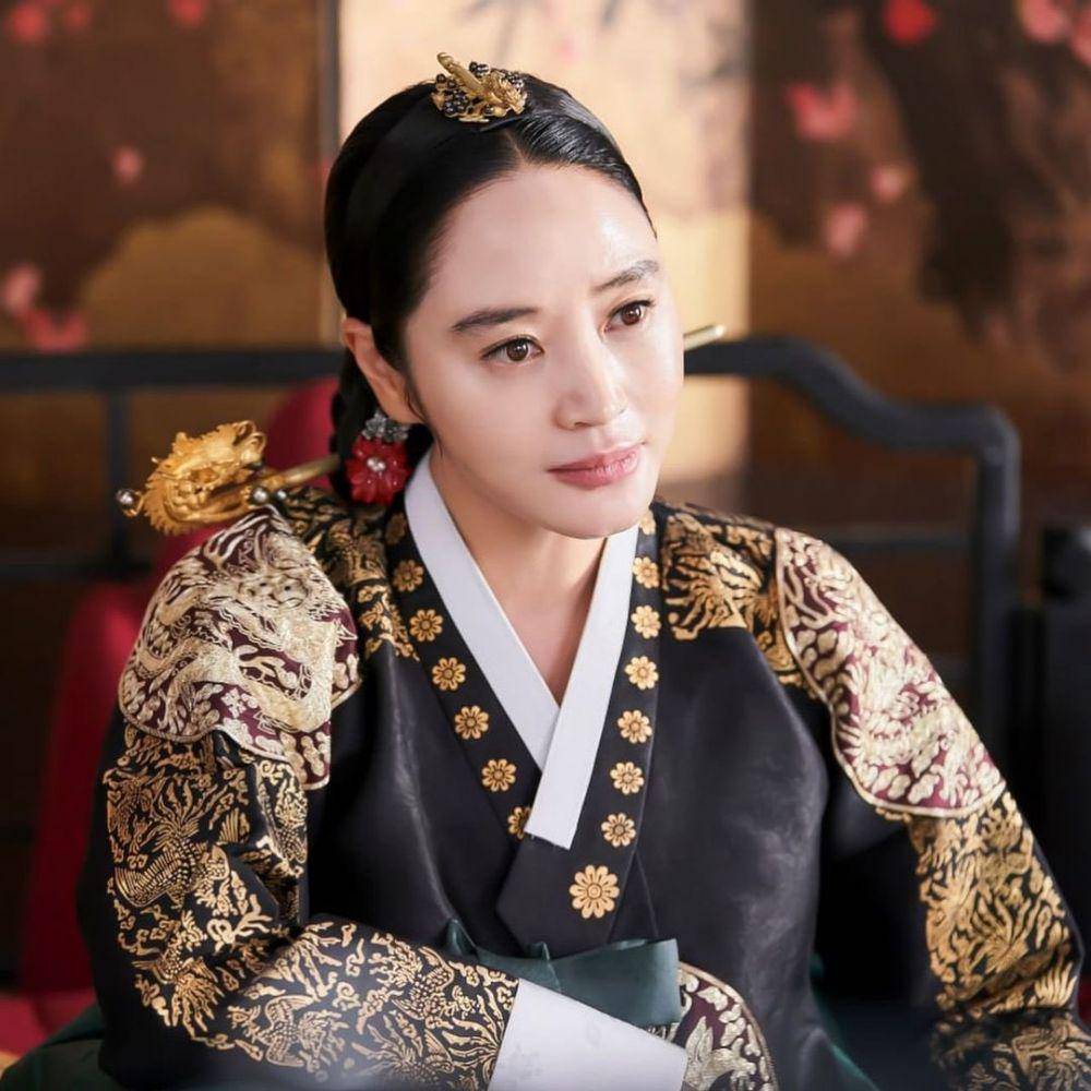 potret sosok Ratu Hwa Ryeong di Under The Queen's Umbrella (dok. tvN/Under The Queen's Umbrella)