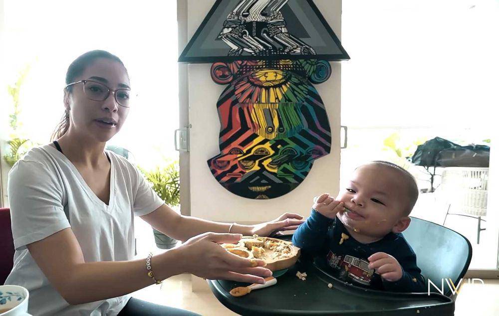 Baby Issa makan. (youtube/Nikita Willy Official)
