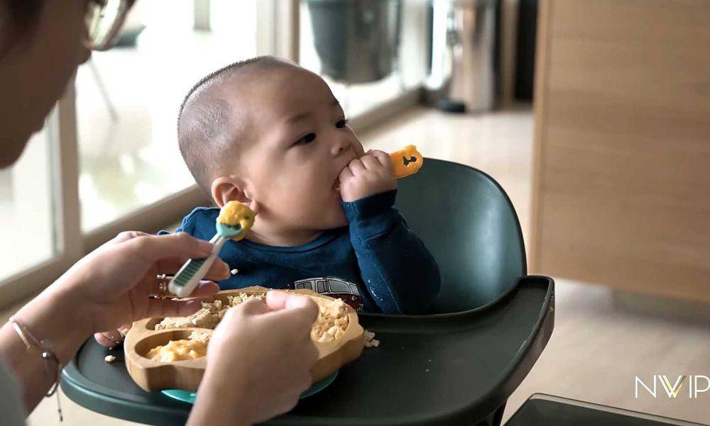 Baby Issa makan. (youtube/Nikita Willy Official)