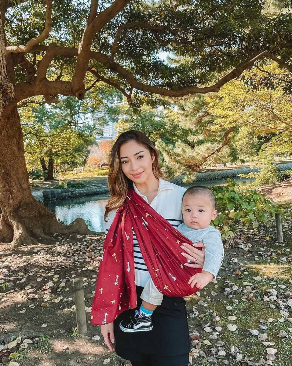 Nikita Willy menggendong Issa. (ig/nikitawillyofficial94)