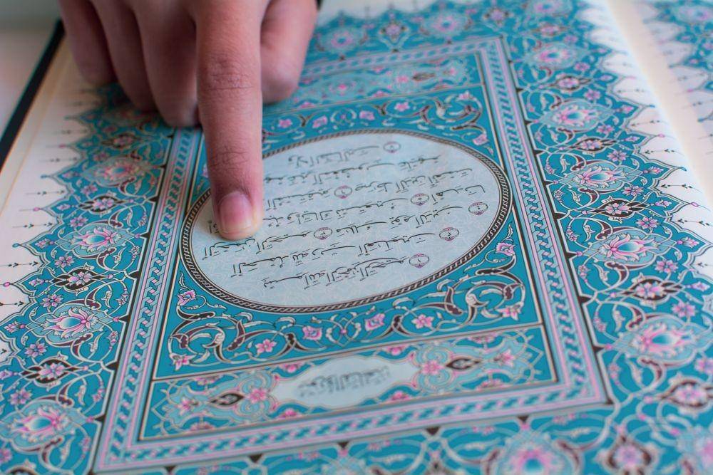 ilustrasi membaca Al-Qur'an (unsplash.com/Adli Wahid)