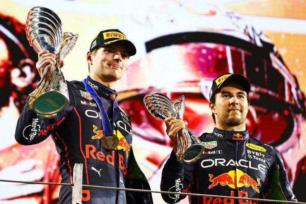 Max Verstappen dan Sergio Perez berdiri di atas podium GP Abu Dhabi 2022. (formula1.com)