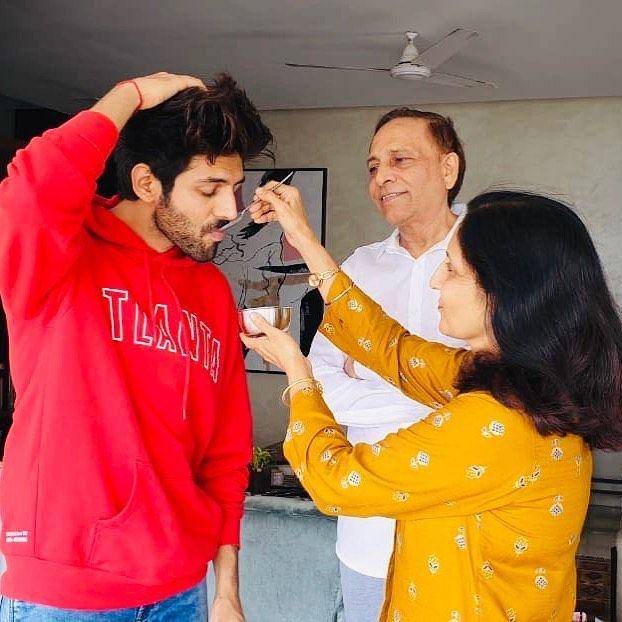 Kartik Aaryan bersama orangtuanya. (instagram.com/kartikaaryan)