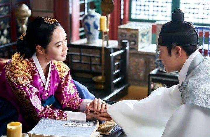 potret sosok Ratu Hwa Ryeong di Under The Queen's Umbrella (dok. tvN/Under The Queen's Umbrella)