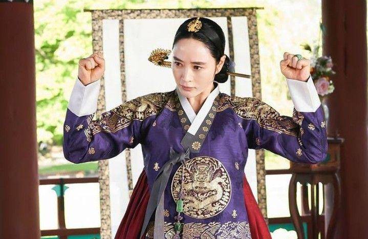 potret sosok Ratu Hwa Ryeong di Under The Queen's Umbrella (dok. tvN/Under The Queen's Umbrella)