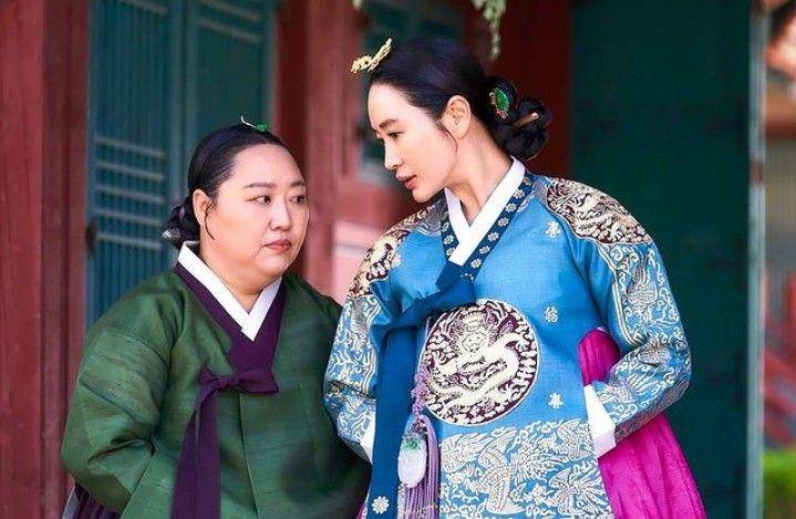 potret sosok Ratu Hwa Ryeong di Under The Queen's Umbrella (dok. tvN/Under The Queen's Umbrella)