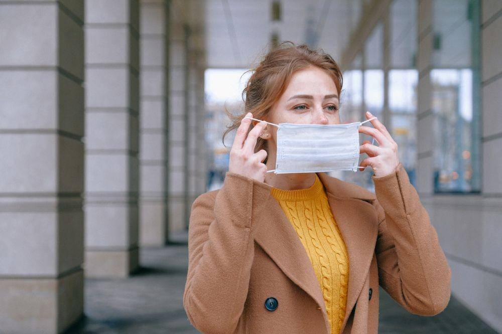 ilustrasi memakai masker (pexels.com/Anna Shvet)