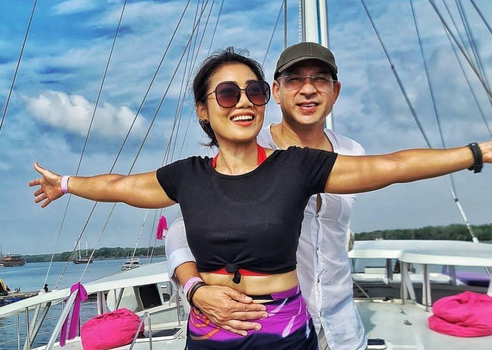 9 Potret Harmonis Rumah Tangga Ari Wibowo, Makin Mesra!