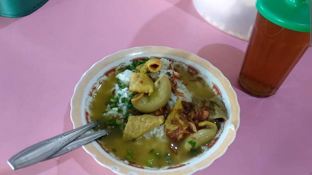 tampilan soto daging Cak Ali toping jerohan (youtube.com/Hertanto Kurniawan)