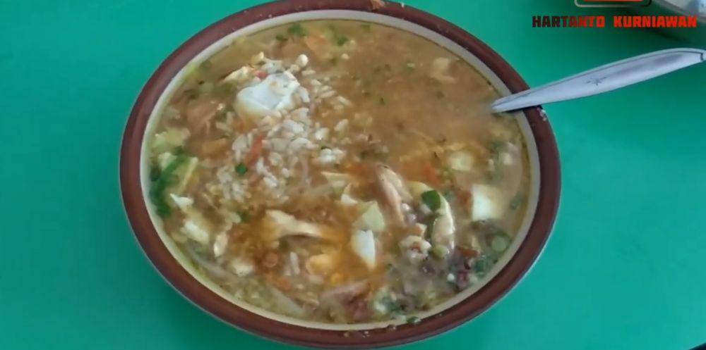 seporsi soto ayam Djarkawik (yaoutube.com/Hertanto Kurniawan)