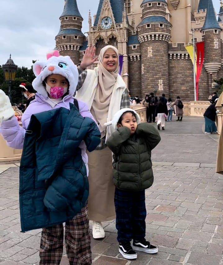 potret keluarga Desta liburan ke Jepang (instagram.com/natasharizkynew)