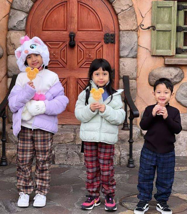 potret keluarga Desta liburan ke Jepang (instagram.com/natasharizkynew)
